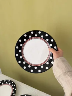 بشقاب خال خالی مشکی سفید